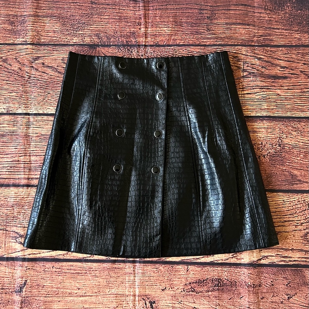 Industry Women Size 6 Skirt Black Faux Leather Full and Half Snap Closure